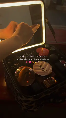 The perfect makeup case 😍💄🎁 The mirror detaches & has 3 light settings & a stand 💼#makeupbag #makeuporganization #travelaccessories #aestheticbag #leopardprint 