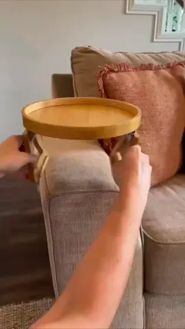 Bandeja Redonda de Bambu Natural para Braço de Sofá 25cm Suporte Copos Snacks Prática e Decorativa#bandeja #bambu #sofa  Comente eu quero  Já envio o link 