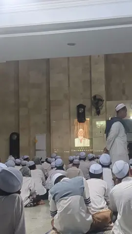 disela waktu di luar kota Abah tetap menyempatkan waktu untuk mengajar santri , sehat selalu Abah semoga selalu dalam lindungan Allah #fyp #mondok #santri #santriindonesia #ngaji 