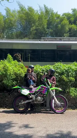 Waktu indonesia bagian ngasuh anak dan istri❤️ @rikanurpatimah  #klx #klx150 #klxvintage #trailvintage #vintagestyle 