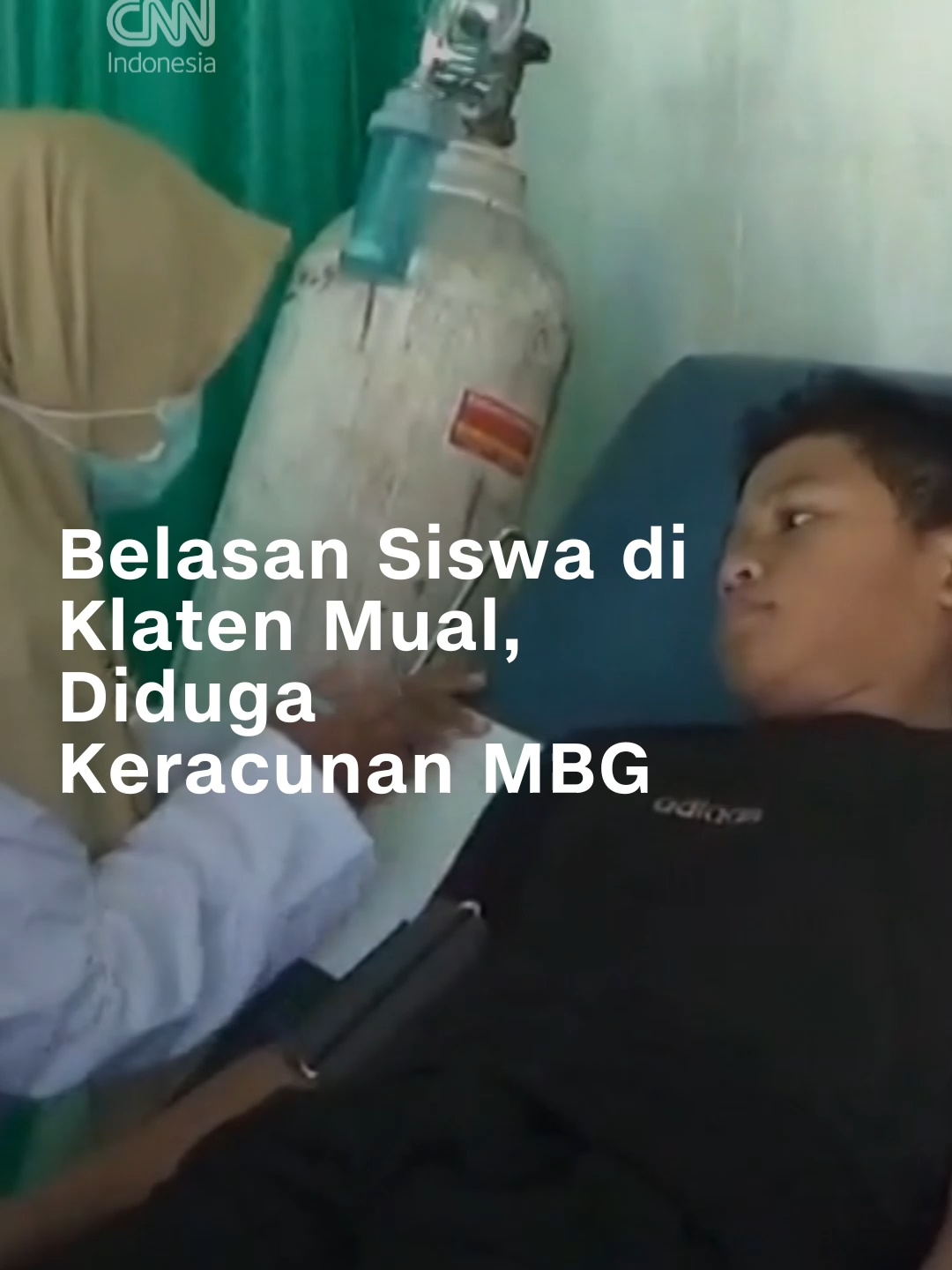 Belasan siswa SMPN 1 Wedi Klaten, Kecamatan Wedi, Klaten, dilarikan ke puskesmas dan RS. Mereka diduga mengalami keracunan setelah memakan menu program Makan Bergizi Gratis (MBG). Sekitar tujuh unit ambulans yang membawa para siswa itu parkir di Puskesmas Wedi. Setelah diperiksa petugas Puskesmas, sebagian siswa dibawa ke RS. #cnnindonesia #cnnindonesiacom #mbg #klaten