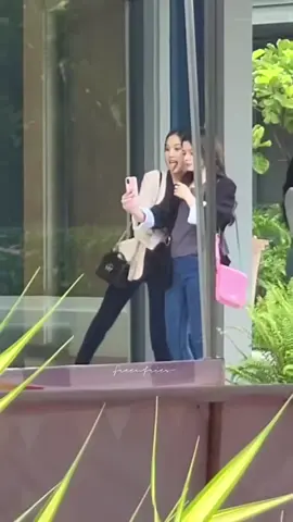 Freen yang random ini bergelut dengan karakter Khun Sam yang cool banget 😭 @becky armstrong @Becky Armstrong  #padahariini #freen #freensarocha #freenbecky #beckyarmstrong 