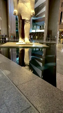 •	الاسم: تمثال رمسيس الثاني 	•	العصر: الدولة الحديثة – الأسرة التاسعة عشرة 	•	الفترة الزمنية: حوالي 1279 إلى 1213 قبل الميلاد (يعني عمره أكتر من 3200 سنة) 	•	المادة: منحوت من الجرانيت الوردي 	•	الارتفاع: حوالي 11 مترًا ويزن أكثر من 80 طنًا •	التاج المزدوج يرمز إلى توحيد مصر العليا والسفلى. 	•	اللحية الملكية ترمز إلى الألوهية. 	•	النقبة المزخرفة والرموز المحفورة تشير إلى القوة الإلهية والملوكية. 	•	وضعية التمثال (القدم اليسرى للأمام) ترمز إلى الحركة نحو المستقبل والحياة الأبدية. #trending #travel #كيمت_تورز #viral #المتحف_المصري_الكبير 