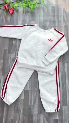 Set bộ nỉ thể thao Ola chạy viền sọc năng động cho bé, chất nỉ đẹp, mềm mại. Set có hai màu xanh than và tàn, ba mẹ tham khảo ở giỏ hàng ạ. #xuhuong #thoitrangtreem #bonichobe #bothudongchobe #setboni 