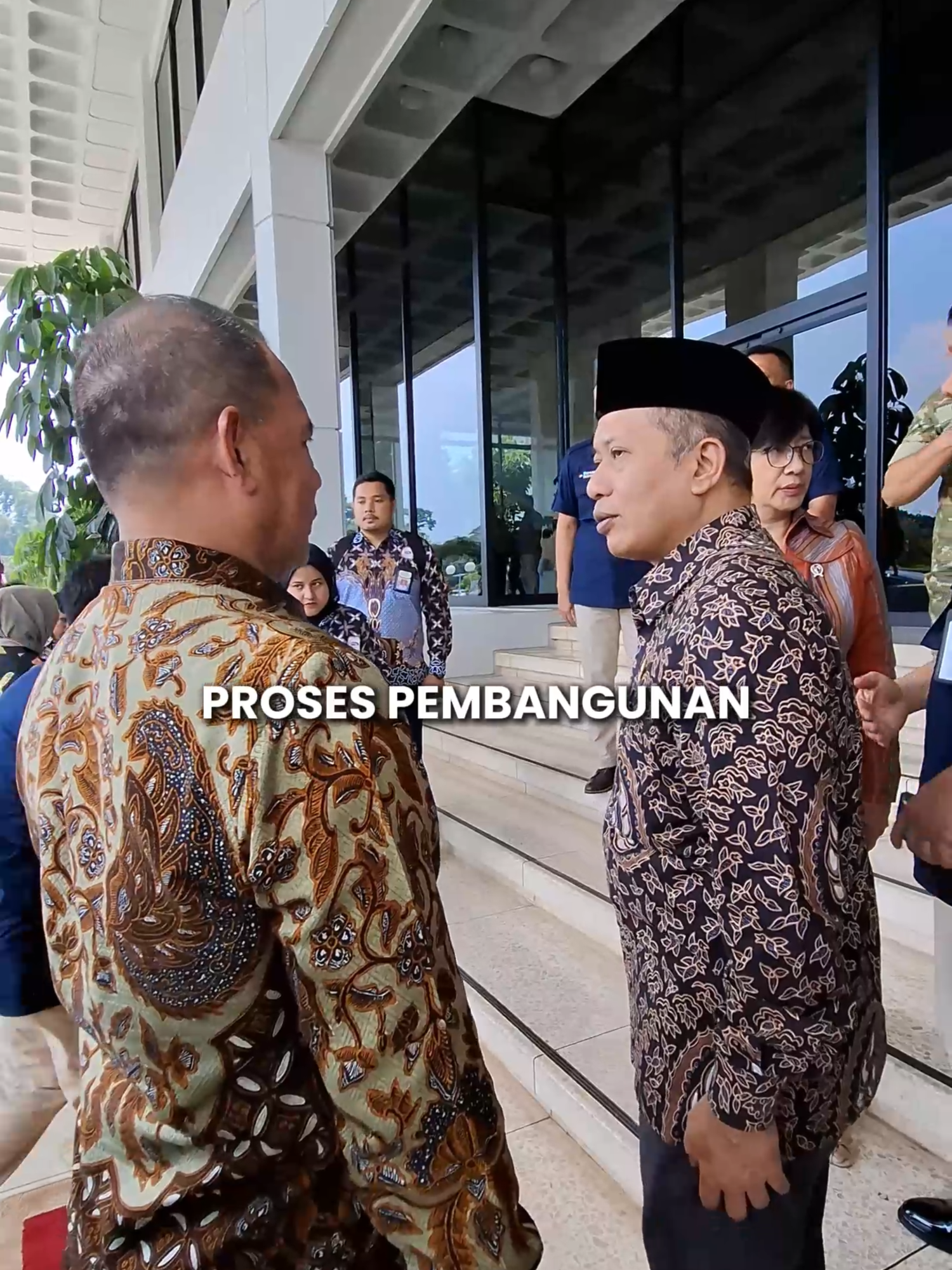 Hari ini saya menyaksikan penandatanganan MoU Sinergitas Pembangunan Koperasi Desa/Kelurahan Merah Putih (KDKMP) antara PT Agrinas Pangan Nusantara dan Tentara Nasional Indonesia (TNI) di Markas Besar Pertahanan dan Keamanan TNI. Jakarta. Hadir dalam acara tersebut, Wakil Panglima TNI Tandyo Budi Revita, Direktur Utama PT Agrinas Pangan Nusantara Joao Angelo De Sousa, Menteri Pertanian Amran Sulaiman, Menteri Desa dan Pembangunan Daerah Tertinggal Yandri Susanto dan sejumlah pejabat Kementerian/Lembaga yang tergabung dalam Satgas Percepatan Pembentukan KDKMP. Saya menyampaikan bahwa Penandatanganan MoU antara TNI dan PT Agrinas Pangan Nusantara ini merupakan tindak lanjut dari kesepakatan SKB (Surat Keputusan Bersama) yang ditandatangani kemarin di Kementerian Koperasi (Kemenkop) tentang percepatan pembangunan fisik gerai dan gudang serta fasilitas penunjang lainnya pada Koperasi Desa Kelurahan Merah Putih (KDKMP). Sinergi antara Pemerintah dan TNI menjadi wujud nyata konsep pertahanan semesta, di mana kemandirian pangan, energi, dan produksi barang nasional menjadi benteng dalam menghadapi tantangan dan ancaman ke depan.