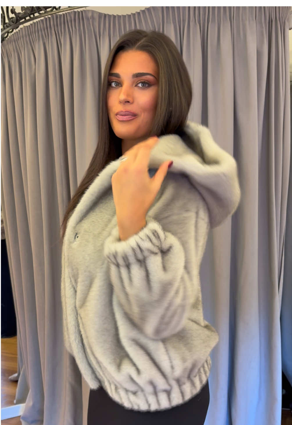 Un abito senza maniche anche in inverno? ✨ Basta aggiungere una eco pelliccia per un tocco magici echic  ❄️ Il risultato? Eleganza senza stagioni 📲Ordini e info 3395977861 🛒www.dematteonapoli.it 📍Via F.cilea 241 80128 (Na)Vomero ☎️081649937 #perte #trendtiktok  #fashion #fashions  #WinterFashion #LookInvernale #EcoPellicciaStyle  #OutfitInspo #OOTD #fashioninspo #WinterOutfitIdeas