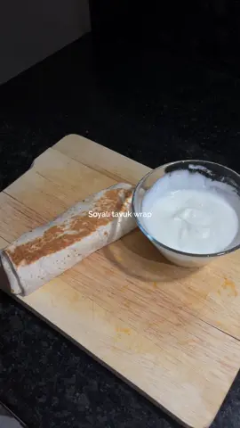 Soya Soslu Tavuk Wrap Kaydetmeyi unutma📍   Malzemeler:   Tavuk Marinasyonu İçin:   • 300 gram tavuk göğsü   • 3-4 yemek kaşığı soya sos   • 1 çay kaşığı kimyon   • 1 çay kaşığı kırmızı toz biber   • 1 çay kaşığı karabiber   • 2 yemek kaşığı zeytinyağı   Diğer Malzemeler:   • 1 mor soğan   • 1 kapya biber   • 1 yemek kaşığı zeytinyağı   • Yeterince mayonez (veya dilediğin sos)   • Kaşar peyniri veya cheddar   • Lavaş Hazırlanışı:   1. Tavuğu kuşbaşı doğrayıp bir kaba al. Üzerine soya sosu, zeytinyağı, kimyon, kırmızı toz biber ve karabiberi ekleyip iyice karıştır. En az 15 dakika marine et.   2. Marine ettiğin tavukları tavada pişir. Rengi dönüp tamamen pişince bir tabağa al.   3. Aynı tavada doğradığın mor soğanı ve kapya biberi ayçiçek yağ ile sotele. Sebzeler yumuşadığında tavukları yeniden tavaya ekle ve karıştırarak pişirmeye devam et.   4. Lavaşın ortasına tavuklu karışımdan koy, üzerine peyniri serpiştir ve seçtiğin sosu ekle.  5. Lavaşı sar ve her iki yüzünü de tavada yüksek ateşte kızart. Kaşar eriyip lavaş çıtırlaşınca servise hazır. /Afiyet olsun.   #yemektarifi #akşamyemeği #kolaytarif #tavukyemekleri #tavuk 