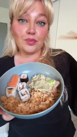 Jour 4 d'une semaine équilibrée : - Riz avec sauce tzatziki - Sushis ou saumon fumé - Toast à l'avocat, thon, mayonnaise, paprika fumé, coriandre, sel et poivre - Tartine de seigle avec graines de sésame #recettesimple #recettefacile #Recipe 