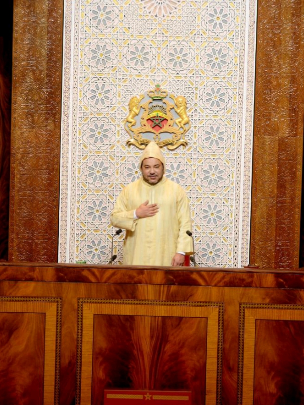 نص الخطاب الذي ألقاه جلالة الملك في افتتاح الدورة الأولى من السنة التشريعية الرابعة من الولاية التشريعية التاسعة  10/10/2014   السيدات والسادة البرلمانيين المحترمين،     تأتي السنة التشريعية، التي نفتتحها اليوم، في سياق خاص ، قبل عامين من نهاية الولاية التشريعية الحالية، التي حددها الدستور كأجل لإخراج جميع القوانين التنظيمية.  وهي أيضا سنة استكمال البناء السياسي والمؤسسي، الذي يوطد المكاسب الاقتصادية والاجتماعية، التي حققها المغرب، في مختلف المجالات، والتي سبق عرضها في خطابي العرش و20 غشت.  وكما قلت سابقا، فنحن نعرف من نكون، ونعرف إلى أين نسير، كما نعرف مؤهلاتنا، وما يواجهنا من صعوبات وتحديات.   لقد وصل المغرب اليوم، والحمد لله، إلى مستوى متميز من التقدم. فالرؤية واضحة، والمؤسسات قوية بصلاحياتها، في إطار دولة القانون. وهو مصدر افتخار لنا جميعا، ومن حق كل المغاربة، أفرادا وجماعات، أينما كانوا، أن يعتزوا بالانتماء لهذا الوطن. وكواحد من المغاربة، فإن أغلى إحساس عندي في حياتي هو اعتزازي بمغربيتي. وأنتم أيضا ، يجب أن تعبروا عن هذا الاعتزاز بالوطن، وأن تجسدوه كل يوم، وفي كل لحظة، في عملكم وتعاملكم، وفي خطاباتكم، وفي بيوتكم، وفي القيام بمسؤولياتكم. ولمن لا يدرك معنى حب الوطن، ويحمد الله تعالى، على ما أعطاه لهذا البلد، أقول: تابعوا ما يقع في العديد من دول المنطقة، فإن في ذلك عبرة لمن يعتبر. أما المغرب فسيواصل طريقه بثقة للحاق بالدول الصاعدة. إن هذا الاعتزاز بالانتماء للمغرب هو شعور وطني صادق ينبغي أن يحس به جميع المغاربة. إنه شعور لا يباع ولا يشترى، ولا يسقط من السماء. بل هو إحساس نبيل، نابع من القلب، عماده حسن التربية، على حب الوطن وعلى مكارم الأخلاق. إنه إحساس يكبر مع المواطن، ويعمق إيمانه وارتباطه بوطنه. والاعتزاز لا يعني الانغلاق على الذات، أو التعالي على الآخر. فالمغاربة معروفون بالانفتاح والتفاعل الإيجابي مع مختلف الشعوب والحضارات. غير أن تعزيز هذا الإحساس ، والحفاظ عليه، يتطلب الكثير من الجهد، والعمل المتواصل ، لتوفير ظروف العيش الكريم، لجميع المواطنين ، وتمكينهم من حقوق المواطنة. ولكنه يقتضي منهم أيضا القيام بواجباتها. وهنا اتوجه لكم معشر السياسيين، لأقول لكم إنكم : مسؤولون بالدرجة الأولى ، على الحفاظ على هذا الاعتزاز بل وتقويته ، من خلال تعزيز ثقة المواطن في المؤسسات الادارية والمنتخبة ، ومن خلال الرفع من مصداقيتها ونجاعتها ، ليشعر المواطن انها فعلا في خدمته. ولجميع المواطنين أقول : انتم مصدر وغاية هذا الاعتزاز ، والوطن لا يكون إلا بكم . فعليكم أن تجسدوا ذلك، بالانخراط في كافة مجالات العمل الوطني، وخاصة من خلال التصويت في الانتخابات، الذي يعد حقا وواجبا وطنيا، لاختيار من يقوم بتدبير الشأن العام #الملك_محمد_السادس #امير_المؤمنين_الملك_محمد_السادس #المغرب🇲🇦 #المملكة_المغربية_الشريفة🇲🇦 #مغاربة_العالم 