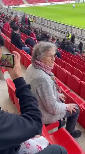 Baba dobila loptu glavu na utakmici #24sata #sora2 #smijesno #tiktokballkan #komedija 