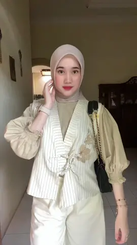 cantik” bgtt vest dri @it' me retno 😍 #fitcheck #OOTD #outfitideas #vest #outfitvest 