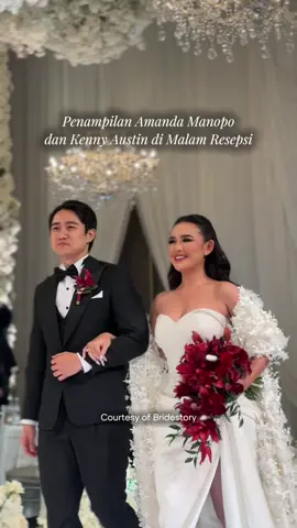 Prosesi masuk kedua pasangan pengantin @Amanda Manopo dan @Kenny Austin  di malam resepsi pernikahan yang digelar secara intimate🤍 Dipenuhi kerabat terdekat yang berbusana serba hitam, momen resepsi keduanya begitu manis dan hangat. Wedding Planner & Organizer @by.hilda Venue @langham_jakarta Photographer & Videographer @rollmoments  Candid Photographer @derai.studio  MUA @bennusorumba  Hair do Reception @woko_s Robe @wusisters.collection Gown @hiantjen  Stylist @bellyiverzon  Suit @wonghangtailor @samuelwongso Groom Shoes @mariominardi_official  Family Gown @wusister.collection Decoration @classydecor_id Lighting & LED @glowlightpro  Entertainment & Sound System @luxevoirid Content LED & Projector @motionbloom.id  Invitation Online & RSVP @connectied.id  MC @alvin_tjondro Wedding Cake @ivoirecakedesign 