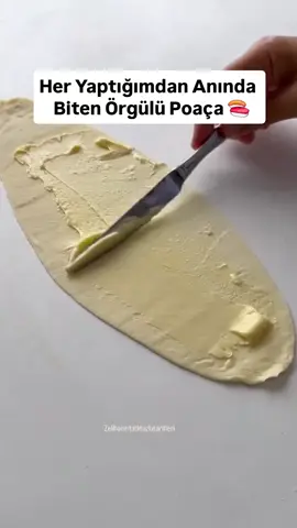 PUF PUF YUMUŞACIK KATMER RULO POĞAÇA Videoyu beğenip yoruma bir emoji bırakırsanız çok sevinirim  @zelihanintatlituzlutarifleri Malzemeler  2 su bardağı su(400ml) Yarım paket maya(5gr) 70 gr tereyağı  2 yemek kaşığı şeker 1 tatlı kaşığı tuz 5 su bardağı un Hamuru yağlamak için 100 gr tereyağı  Üzeri için 1 yumurta sarısı  1 yk süt Hamuru için tüm malzemeleri karıştırıp ele yapışmayan yumuşak bir hamur elde edelim , hamuru 16 parçaya bölüp yuvarladıktan sonra 10 dakika bekletelim. Dinlenen bezeleri uzunlamasına açıp iki tanesini çapraz üst üste koyup yumuşak tereyağı sürelim, videodaki katlayıp bu şekilde dolapta 20 dakika bekletelim, dinlenen hamuru dikdörtgen şeklinde açalım ve rulo yapalım, biraz esnetip kıvıralım ve şeklini verelim , tepsi mayası için 20 dakika beklettikten sonra üzerine yumurta sarısı süt karışımını sürüp önceden ısıtılmış 180 derecelik fırında pişirelim