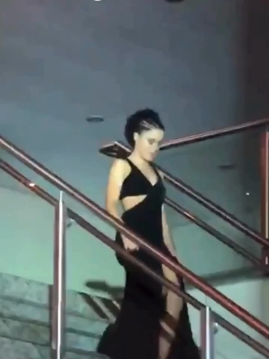 Quem nunca levou um tombo? A atriz Bella Campos protagonizou uma cena hilária ao escorregar e cair da escada. O vídeo, que viralizou nas redes sociais, mostra Bella descendo as escadas com um vestido longo preto (com recortes laterais) e, de repente, caindo de joelhos, num momento de puro meme e distração. Apesar do susto, a atriz se levantou sorrindo, mostrando que a vida real tem seus momentos de tropeço, mesmo para as estrelas! 😜 Já levou um tombo épico que virou história de família? Conta pra gente! 👇