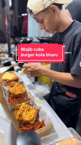 Burger ayam sedap yg sy try depan sekolah kebangsaan sultan ismail 2 kota bharu. #burger ayam dgn juicy lembut , mix all sense dalam mulut❤️.  Dengan flavour n originality dio meme ikut citarasa sungguh❤️ owner tlg jaga kesedapan berger ni , nanti saya gi cek pulak bulan depan sdp sama ke dok😀 #kotabharu @76 
