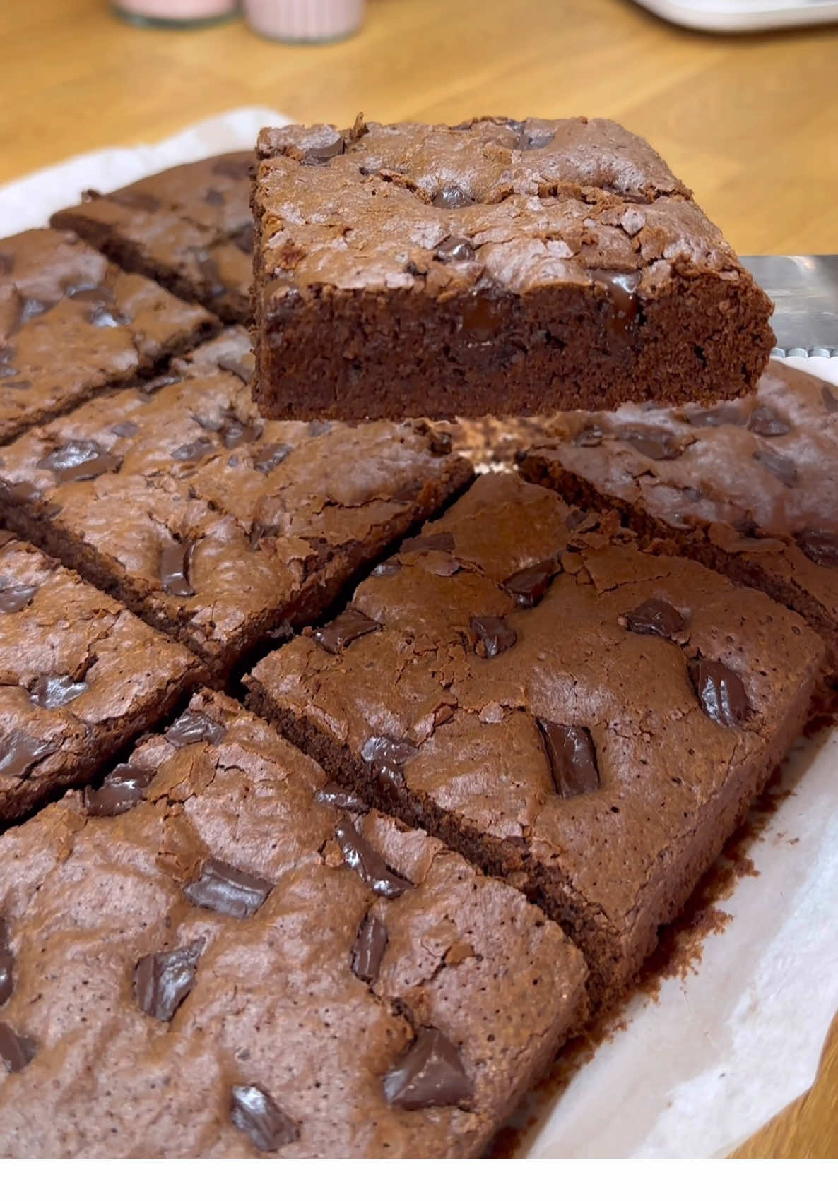 براونيز شوكولا - Brownie chocolat 🤎 المقادير : 150 جرام زبدة 150 جرام شكولاته داكنه نسيحهم في الميكرويف وتترك لاتبرد تماما 3 بيض بحراره المطبخ 75 جرام سكر ابيض 75 جرام سكر بني 130 جرام دقيق 20 جرام كاكاو خام رشه ملخ ربع ملعقة صغيرة بيكنج صودا للتزيين ~ 50 جرام شكولاته الفرن ساخن مسبقا على حرارة 180 من تحت فقط لمدة 25 دقيقة #براونيز #brownie #foryou #fyp #emanibrahiim 