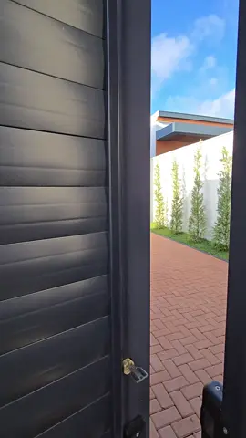 🌿 Lüks və Təbiətin Qovuşduğu Yerdə Xəyallarınızdakı Yaşayış! 🏡 Şəhərin səs-küyündən uzaqlaşıb, hər səhər quş səsləri ilə oyanmaq istəyirsiniz? Təbii gözəllik, modern rahatlıq və sakitlik bir arada olsun deyirsiniz? O zaman bu villa sizin üçündür! 🌞🌳 📍 Yerləşmə: Bakıdan cəmi 25 km məsafədə – Mərdəkan qəsəbəsində 🧱 Ümumi sahə: 150 m² 🌿 Torpaq sahəsi: 4 sot 🛏 Otaq sayı: 4 🏊‍♂️ Hovuz, geniş həyət və yaşıllıqlar 🛠 Yüksək keyfiyyətli tikinti materialları və müasir dizayn Bu villa istər daimi yaşayış, istərsə də istirahət üçün ideal məkandır. Ailə üçün hər cür şərait yaradılıb – geniş və işıqlı otaqlar, müasir mətbəx, rahat planlaşdırma və istirahət üçün böyük açıq sahə. ✨ Əlavə üstünlüklər: Tam təhlükəsizlik sistemi Yaxınlıqda məktəb, uşaq bağçası, marketlər və restoranlar Sakit, elit və inkişaf edən ərazi 💼 İnvestisiya baxımından da dəyərli seçimdir! Mərdəkan bölgəsi son illər ərzində həm yaşayış, həm də turizm baxımından yüksək inkişaf tempinə malikdir. Bu villa icarəyə verilərək sabit gəlir mənbəyinə çevrilə bilər. Ərazidə villa qiymətlərinin yüksəlməkdə olduğu bir zamanda bu fürsəti qaçırmayın! 💰 Qiymət 💸  AZN 📞 Ətraflı məlumat və baxış üçün bizimlə əlaqə saxlayın: Tural – 050 755 95 97