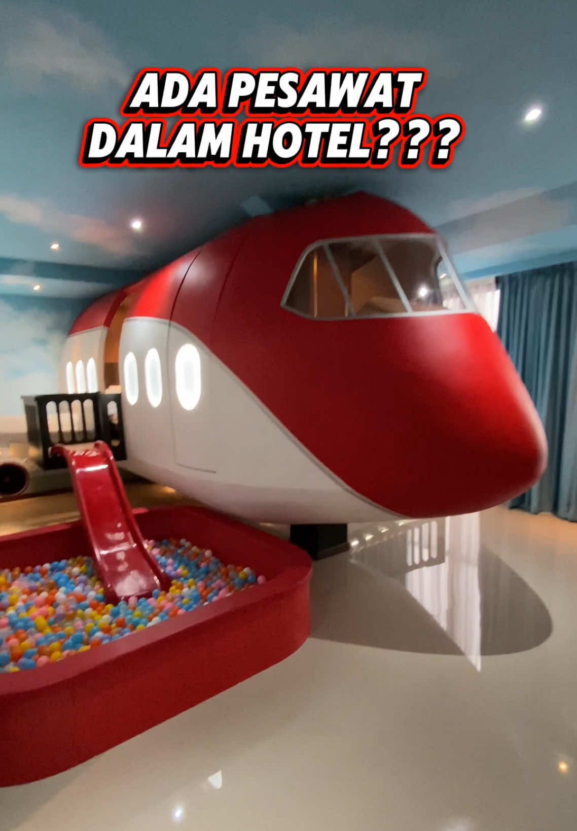 Kapan lagi bisa nginep di pesawat di dalem hotel atau mungkin hotel yg isinya pesawat, ini salah satu hotel tematik gitu guys jadi tema hotel pesawat yg cocok buat kalian yg suka dengan pesawat terbang tapi pengen nginep di hotel nyaman #pesawat #hotelbandung #hotelunik #pesawatterbang #hotelluxury 