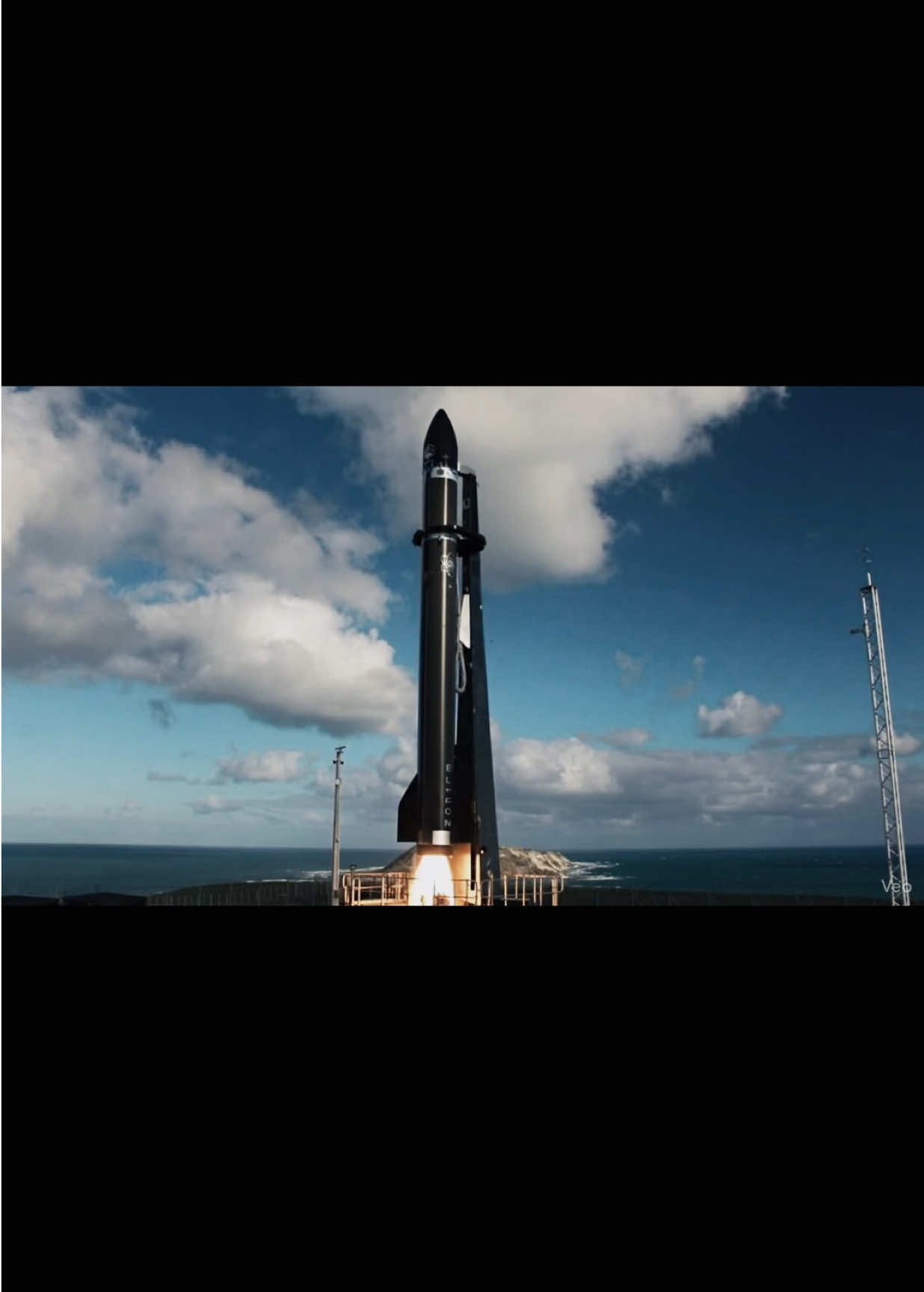🚀 Rocket Lab จับมือ JAXA ส่งดาวเทียมญี่ปุ่นขึ้นสู่อวกาศ! 🇯🇵 Rocket Lab เซ็นสัญญากับ JAXA สำหรับภารกิจปล่อยดาวเทียม 2 ครั้ง จากฐานปล่อย Launch Complex 1 ในนิวซีแลนด์ ครั้งแรก กำหนดปล่อย ธันวาคม 2025 นำยาน RAISE-4 ของ JAXA ขึ้นสู่วงโคจร ครั้งที่สอง ในปี 2026 บรรทุกดาวเทียมขนาดเล็ก 8 ลำ รวมถึงดาวเทียมเพื่อการศึกษา และตรวจสอบมหาสมุทร 🌊 โครงการนี้เป็นส่วนหนึ่งของแผนสาธิตเทคโนโลยีดาวเทียมนวัตกรรมของ JAXA เพื่อโชว์เทคโนโลยีที่พัฒนาโดยบริษัทเอกชนและมหาวิทยาลัยในญี่ปุ่น เซอร์ปีเตอร์ เบ็ค ซีอีโอ Rocket Lab กล่าว “เป็นเกียรติอย่างยิ่งที่ได้รับความไว้วางใจจาก JAXA ภารกิจนี้ตอกย้ำความสำคัญระดับโลกของจรวด Electron” Rocket Lab กลายเป็นพันธมิตรสำคัญของอุตสาหกรรมอวกาศญี่ปุ่น มีภารกิจจองไว้กับจรวด Electron กว่าสองโหล จนถึงสิ้นทศวรรษนี้ ที่ผ่านมา Rocket Lab เคยช่วยปล่อยดาวเทียมให้บริษัทญี่ปุ่นหลายแห่ง ทั้ง iQPS, Synspective, Astroscale-Japan และ ALE นี่คืออีกหนึ่งก้าวสำคัญ ที่เชื่อมโยงเทคโนโลยีอวกาศญี่ปุ่นกับเวทีโลก 🌏✨ #หุ้นต่างประเทศ #หุ้นสหรัฐ #หุ้นน่ารู้ #การลงทุน #rklb 