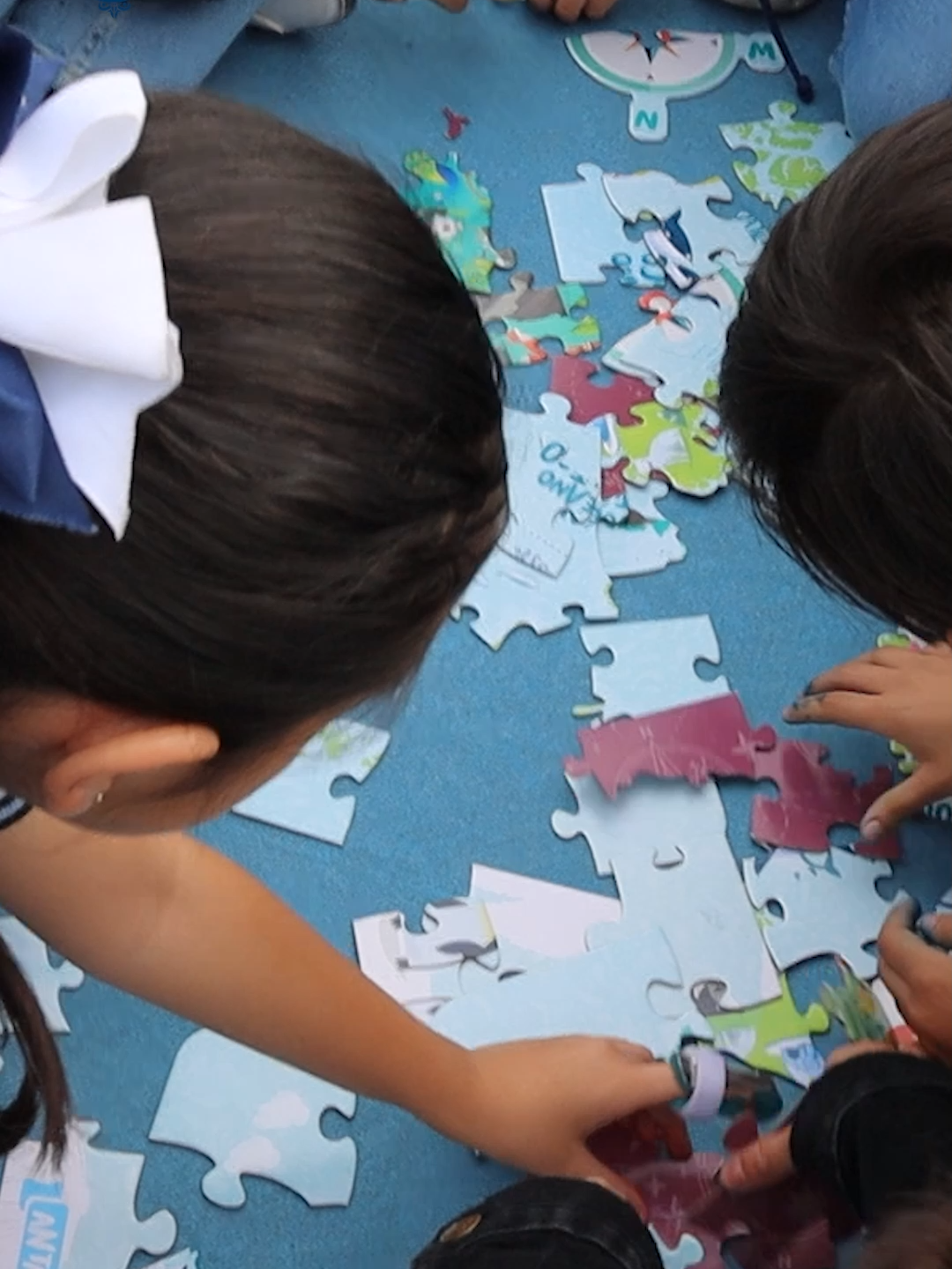 🧩🌍 ¡Armando el mundo pieza por pieza! 🌍🧩 Los alumnos del Instituto Mexico Preescolar y Primaria se convirtieron en verdaderos exploradores geográficos, con esta divertida y educativa actividad de rompecabezas de los continentes. Con entusiasmo, trabajo en equipo y mucha curiosidad, nuestros estudiantes armaron el mapa del mundo mientras aprendían sobre la ubicación, forma y características de cada continente. 👏 ¡Felicitaciones a todos los participantes por su compromiso y creatividad! #GeografíaInteractiva #AprenderJugando #EducaciónActiva #RompecabezasDeContinentes #InstitutoEnAcción