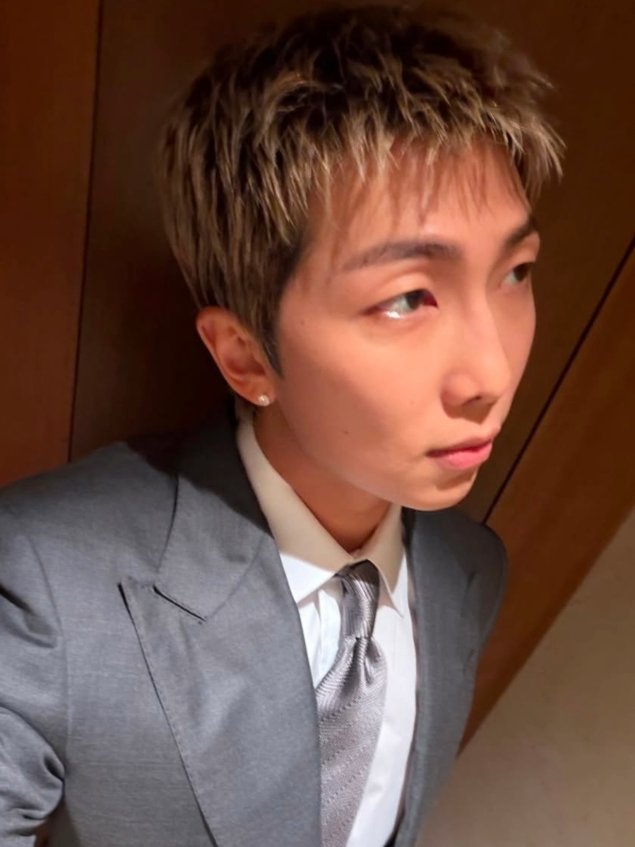 Namjoon siendo el maestro de ceremonias de la boda de su amigo, el fotógrafo MOK Jeong Wook 😍🥰 #RM #rkive #namjoon #BTS 