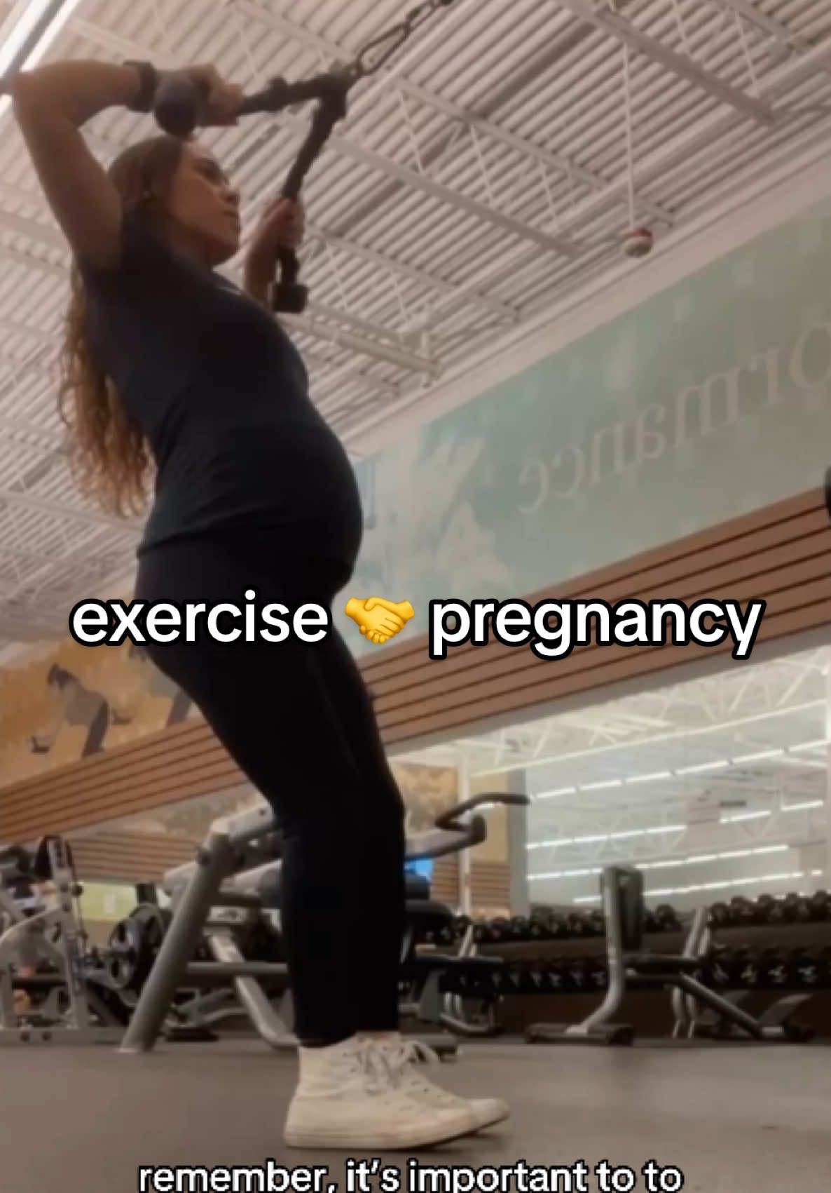 move your body mama 👏🏼🤍 #momlife #MomsofTikTok #pregnancy #fyp #motherhood 