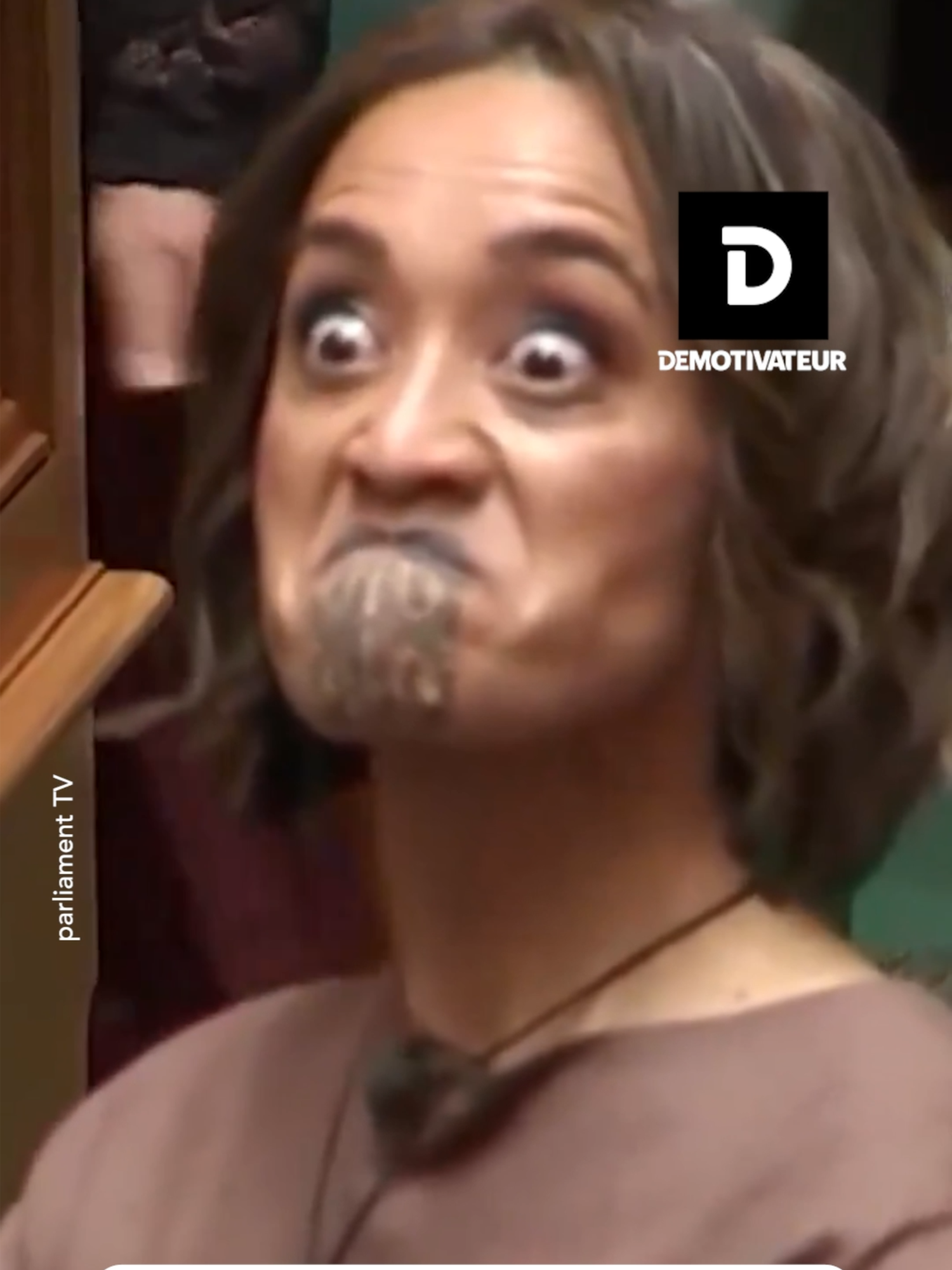 🇳🇿Scène rare au Parlement néo-zélandais : la séance a été suspendue après qu’Oriini Kaipara, nouvelle députée, a exécuté un haka non autorisé ! ⚡️  Trois autres membres du parti Māori avaient déjà été suspendus en juin pour un haka long, visant à perturber le vote d’un projet de loi controversé sur un traité vieux de 184 ans avec les Britanniques. Le haka, danse traditionnelle maorie, sert à impressionner, motiver ou accueillir. Aujourd’hui, il reste un symbole puissant de la culture indigène, qui représente 17 % de la population néo-zélandaise.