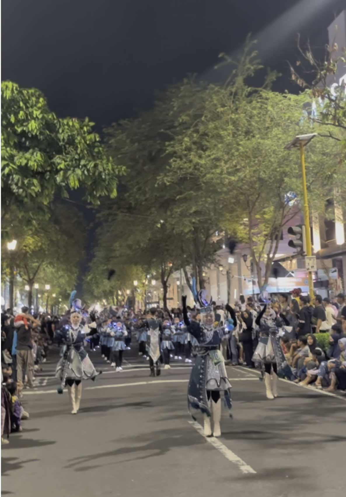 BANGGA BANGET SAMA KALIAN 😍🥹❤️ Satu satu nya dari Sumatera Barat .  Penampilan yang luar biasa Gema Nada IPHI ( group marching band SD IT Kota Payakumbuh ) tampil memukau di Jalan Malioboro Yogyakarta event Piala Raja Hamengkubuwono X 2025 .  street parade competition  . . . #mayoret #marchingband #drumband #indonesia #padang #marchingband #sumbar #CapCut #indonesia #SumateraBarat #viral #minangtiktok #minangfyp #yogyakarta #sekolah #payakumbuh #bukittinggi #fashionshow #fashion #gitapati