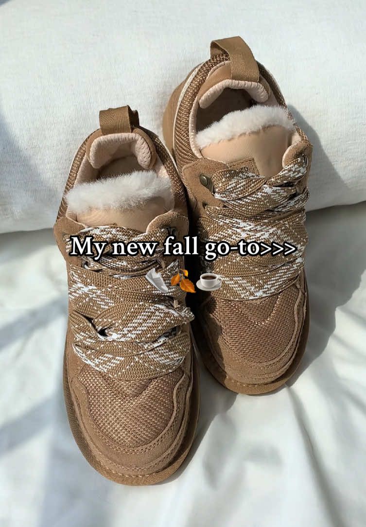 My new fall go-to>>>👟🍂☕️ #lowmel#evellyhootd#fall#autumn#autumnoutfits#uggseason#sneakers#fallaesthetic  