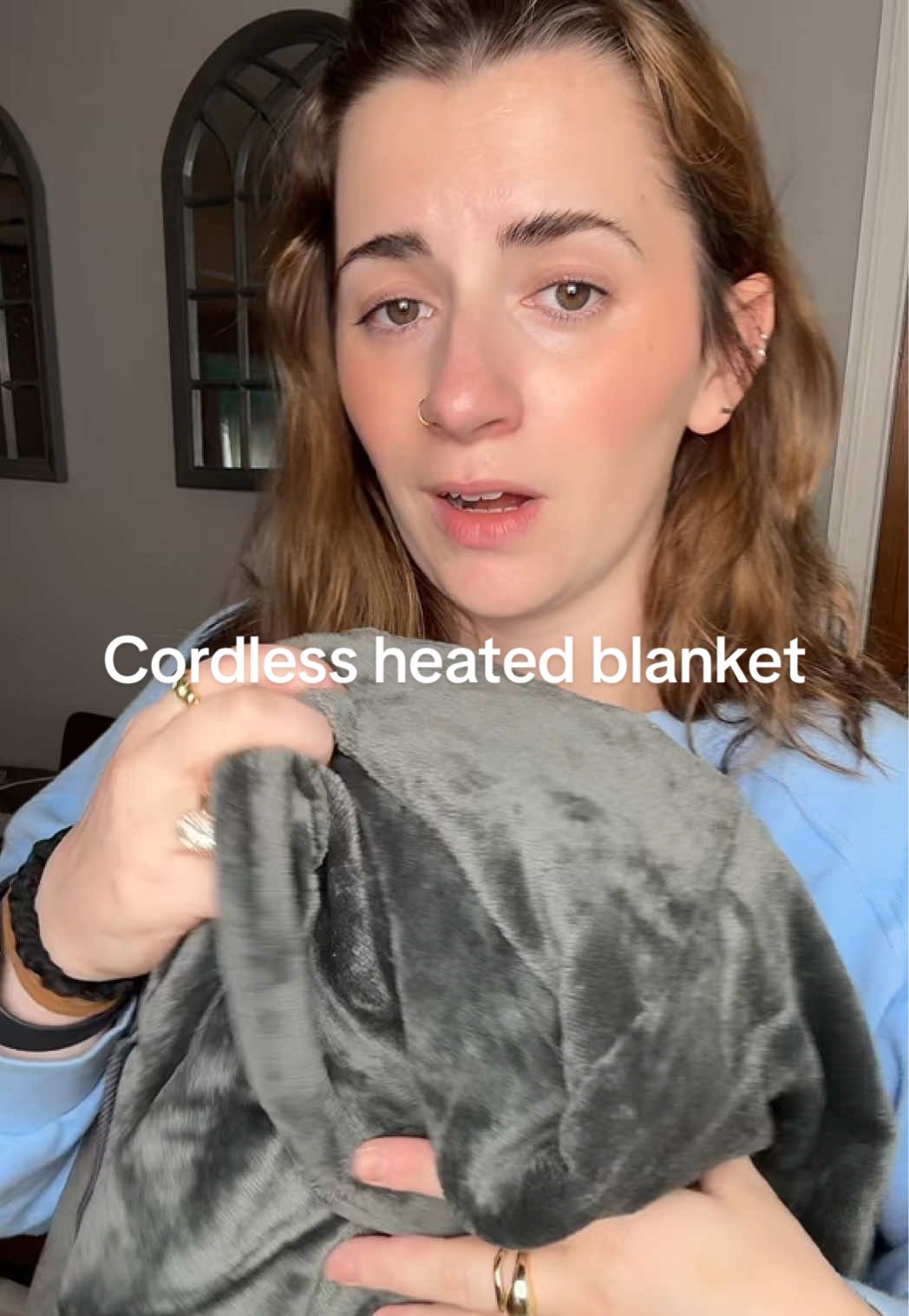 For the friend who’s always freezing — this cordless heated shawl is THE gift of the year ❄️ #holidaygifts #heatedblanket 