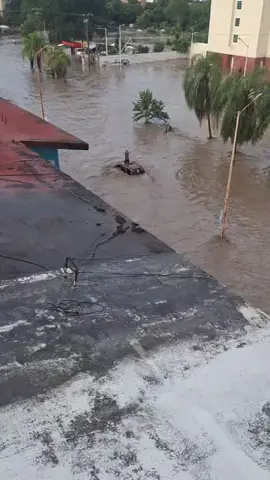 Persona queda atrapada en laureles poza rica 😥 #pozarica #poza #inundacion #veracruz 