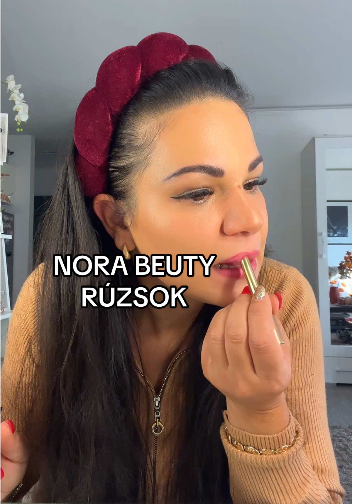 Insta:_t.jucus87_ Régen volt már ilyen hosszabb video,gyönyörű rúzsokat kaptam nézzétek meg 🥰 @Norabeauty_makeup 💄💋 #grwm#makeup#lipstick#lip