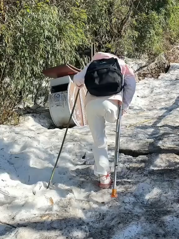 四岁因意外受伤，失去右腿，从此与拐杖为伴，平时热爱爬山，旅游，渴望自由自在的生活，想徒步挑战各大名山，也想吃遍天下美食 这是唯一小号，揽胜遍五岳，绝景在三清，或许会收获更多的惊喜，夕阳为这一刻增添了无尽的美✨我为自己鼓掌👏 勇敢做自己，热爱生活，热爱自己 这两天游玩西安#amputee #amputeelife #amputeegirl #disabled #viral #discover #handicapped #disabilitytiktok #onelegwarrior #mountaineer