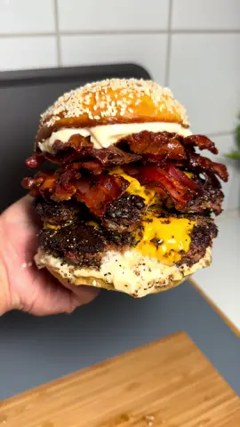 💃🏻📣🔥 🚩LOVE AT FIRST SIGHT?💍🍔🥹 KLBURGERS SIGNATURE BACON ’N’ BUTTER SHORT RIBS BEEF PATTIES CHEESE BURGER!!💃🏻📣🔥 🚩 🐷🥩🧈KL’s SIGNATURE BACON ’N’ BUTTER CHEESE BURGER💃🏻🍔🍟🚩  🥩SIGNATURE DOUBLE SUPER CRUST SMASHED SHORT RIBS BEEF BLEND FROM @bojastommen | CRISPY MAPLE CANDIED BACON | BUTTER MAYONNAISE | DOUBLE LAYERED CHEDDAR | GOLDEN BUTTERED DOUGHY XTRA SESAME BUN🧈🍔🍟🔥 - 🎥🎶CHECK IT OUT CLOSE-UP AT INSTAGRAM - TIKTOK - THREADS - YOUTUBE - SNAPCHAT @klburgers 🎥🎶 - #🍔 #klburgers #burger #burgers #cheeseburgerislife 