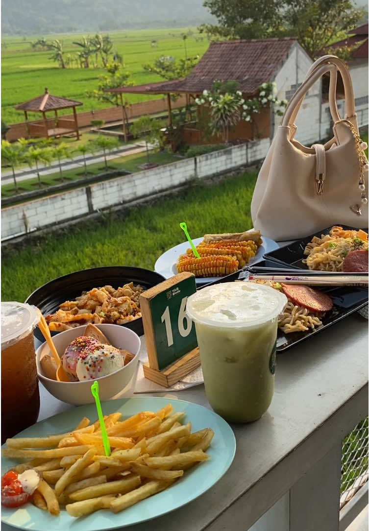 Viewnya is the best🥺🍃 #cafeambarawa #titikrindubanyubiru #ambarawa24jam #fyp 