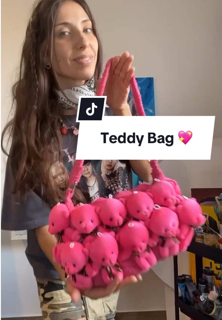 È nata una nuova TEDDYBAG 🩷💖🩷🧸 disponibile su vinted 🩷 link in bio ✨✨ #teddybag #teddybear #unique #slowfashion #handmade #fashion #fashionhandmade #thrift #creazione #upcycled #creativity #upcycler #upcycle #sostenibilitá #sostenibile #vinted #buyit #borsa #borseuniche #fattoamano #perte #perteeee #perteeeee #perteee 