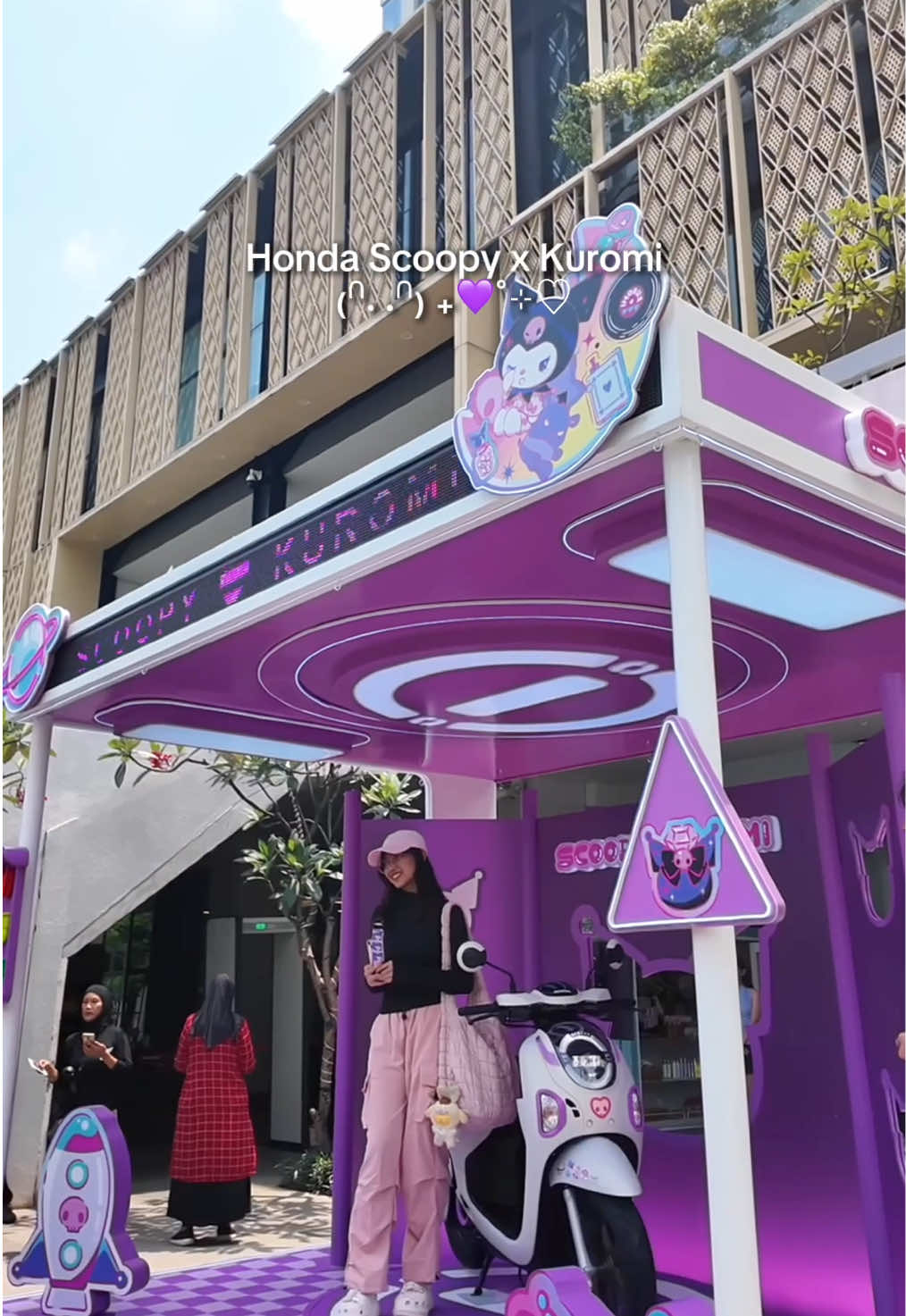 💜 Hari ini aku dateng ke event launching Honda Scoopy x Kuromi yang ada di Sarinah, Jakarta Pusat! Dan wow desainnya super kawaii dan lucu banget! Pastinya, kalo aku pake motor ini bakal tampil beda dari yang lain karena unik banget🖤🎀 Ohiyaa motor ini udah bisa kamu beli di dealer Honda terdekat ya atau cek @PT Wahana Makmur Sejati . Cuss buruan karena koleksi ini limited edition!✨ 📍Sarinah, Jakarta Pusat #WahanaHonda #HondaScoopyxKuromi 