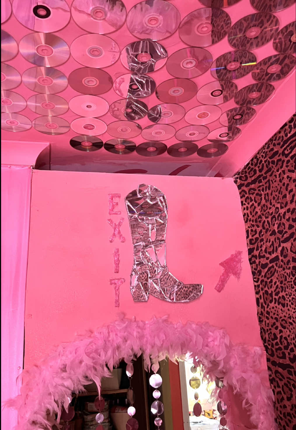 épisode de la rénovation / transformation de notre dressing inspiration barbie bratz y2k et britney spears ! on fabrique une santiague disco avec la technique de la mosaique miroire merci les années 2000 et Paris hilton, on devient girly et évidement on chope les 95% des decos en ressourceries, de seconde main et on privilégie les diy girly ! #houseoftiktok #custom #y2k #2000s #fashion  les cheetah girls et les spice girls   