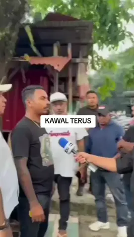 STOP DISKRIMINASI KAUM PEREMPUAN  Kali ini, nona2 NTT didiskriminasi oleh bosnya. Menurut info, salah satu dri mereka disiksa skotjam sebanyak 300 kali hingga kaki nya pincang. Tak hanya itu, bosnua memasukin nya didalam gudang lalu pintunya di kunci. Mohon Polri segera tindak tegas terhadap para pelaku ini. #viral #padjajaranbogor #penyekapan #fyp #nttpride🏝🔥 