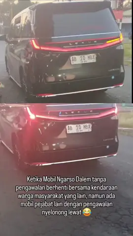 Ketika Mobil Ngarso Dalem Sri Sultan Hamengku Buwono X tanpa pengawalan berhenti bersama kendaraan warga masyarakat yang lain, namun ada mobil pejabat lain dengan pengawalan nyelonong lewat 😂 #mobilsrisultan #srisultanhamengkubuwonox #ngarsodalem #mobilpejabat #pengawalan  Video Threads @krisnaadipradana