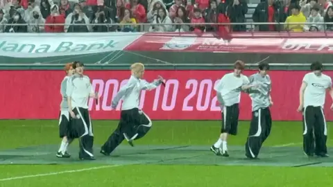 hey! hey! at Seoul World Cup Stadium Brazil vs South Korea match ©4lo_ve2 #TWS #투어스 #twskpop #07 