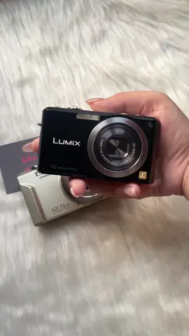 🎀Lumix fx100🎀 💰: 1800 Ngoại hình 9.5/10. Máy ok, hoạt động tốt, ko lỗi. Màu ảnh xinh, thơ, có mịn da, ảnh ra nét 🎀Thông số: • Độ phân giải : 12 Mp • Zoom: 3,6X • Máy nhiều chế độ chụp, chỉnh tone nóng lạnh, chụp cảnh, chân dung,… •Quay video, ngôn ngữ tiếng Anh • Phụ kiện:  pin, sạc, thẻ nhớ, dây charm, sticker  #mayanh #mayanhgiare #digicam #mayanhkithuatso #lumix 