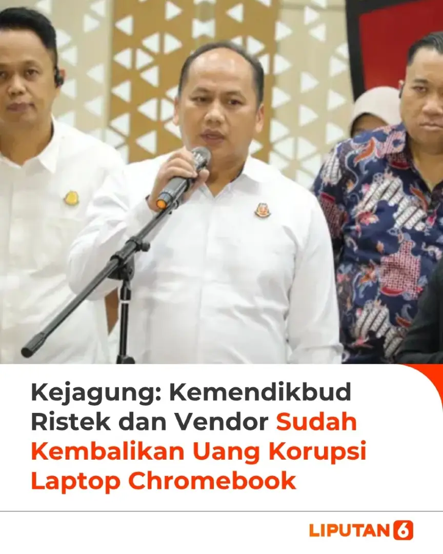Berdasarkan laporan Kejagung melalui Kapuspenkum Anang Supriatna pada Jumat (10/10), Kemdikbud Ristek dan Vendor telah mengembalikan uang dalam bentuk dolar dan rupiah hasil korupsi pengadaan laptop chromebook tahun 2019-2022. Namun, Anang mengatakan nominal uang yang dikembalikan akan diberitahukan di persidangan nanti. #liputan6com #Intrntis #lip6driz