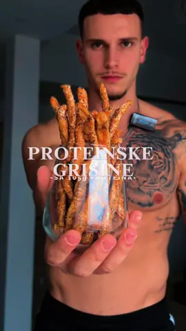 🥖 PROTEINSKE GRISINE 💪 Hrskave, proteinske i neverovatno jednostavne za pripremu! 🔥 Savršene kao zdrava užina ili pre-workout snack koji drži sitost satima. 740 kcal P: 105g UH: 9g M: 17g SASTOJCI: ✅ 400 g piletine ✅ 15 g parmezana 🧀 ✅ 20 g chia semena 🌱 ✅ 1 jaje 🥚 ⸻ PRIPREMA: 1️⃣ Ubaci sve sastojke u blender i izblendaj dok ne dobiješ glatku smesu. 2️⃣ Prebaci smesu u kalup ili kesu. 3️⃣ Na plehu oblikuj male štapiće (grisine). 4️⃣ Peci 20–30 minuta na 200°C dok ne porumene i postanu hrskave. 🔥 ✅ Rezultat: proteinske grisine koje izgledaju kao cheat meal, a rade kao čisti protein booster! ✨ Jedi više. Zaboravi brojanje. Prati mene. ✨ • • #fitrecept #highprotein #healthyfood #fyp 