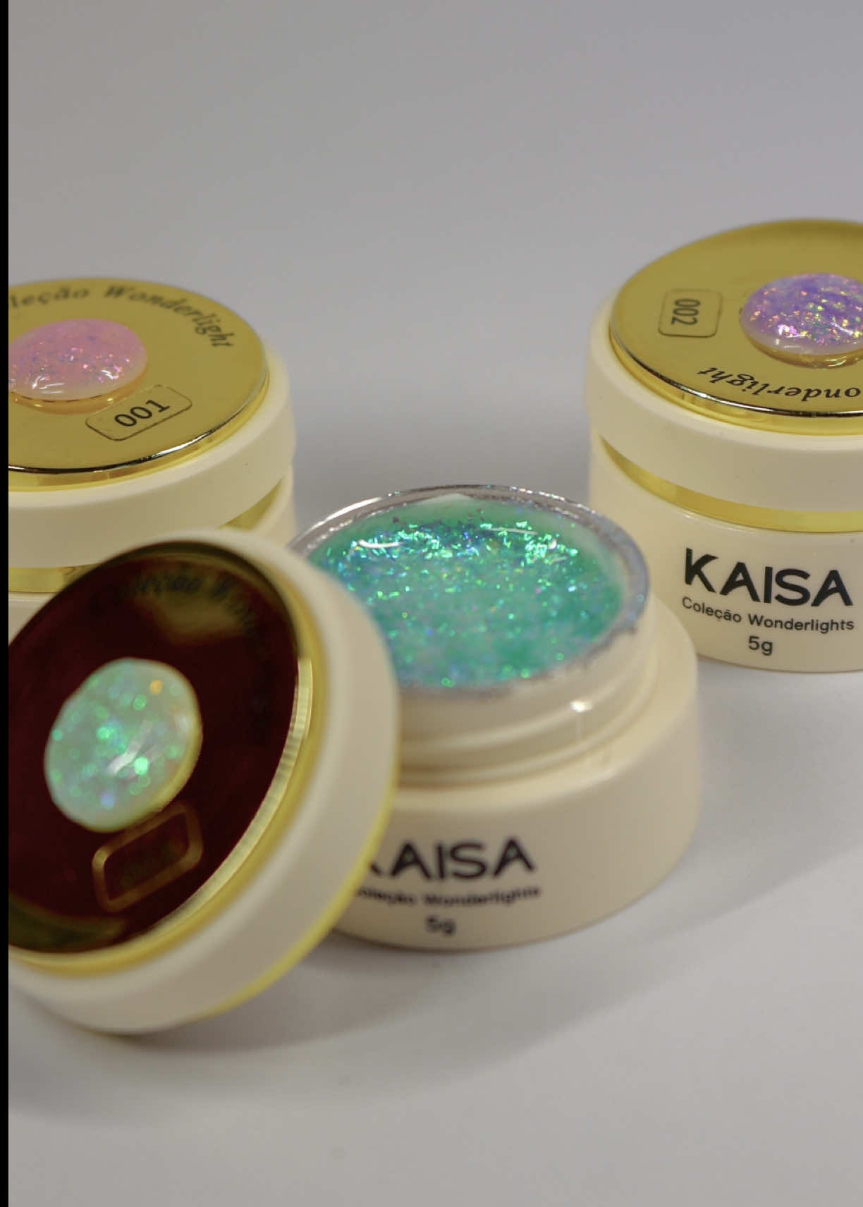 💅✨ Entramos na trend pra brilhar (literalmente)! Chegamos na trend do momento pra mostrar o poder da Coleção Wonderlight o gel flake que já virou o queridinho das nails mais criativas! 🌈💖 💜 Roxo holográfico 💚 Verde holográfico 🩷 Rosa holográfico Com flake já no gel, a aplicação é super fácil, sem sujeira e com um brilho que hipnotiza! 😍 Ideal pra quem ama praticidade, mas não abre mão do brilho ✨ Disponível no site da Kaisa e com seu vendedor favorito! Aproveita pra garantir o seu antes que acabe 🙀 #WonderlightKaisa #GelFlake #KaisaNails #TimeKaisa 