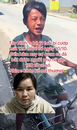 Ngày 10/10, Phòng Cảnh sát hình sự Công an tỉnh Tây Ninh đã xác định được người thực hiện hành vi lư`a đ/ảo, giâ.t vé số của bé trai ở xã Đức Hòa là Nguyễn Thị Thanh Tuyền (34 tuổi, quê An Giang). Tại cơ quan công an, Tuyền khai đã giâ.t 140 tờ vé số của bé trai. “Tôi rất hối hận việc làm của mình, mong được gặp lại cháu bé để trả lại 1,4 triệu đồng và xin gia đình tha thứ”, Tuyền nói. Khi được hỏi lý do cưư'p vé số của trẻ em, Tuyền thừa nhận hành vi sai trái và cho biết vì lo sợ nên nhiều ngày không dám ra đầu thú. Theo điều tra, khoảng 9h ngày 7/10, bà L. T. Đ. N. (38 tuổi, quê An Giang, tạm trú xã Đức Hòa) giao cho con trai là L. Đ. P. (11 tuổi) 140 tờ vé số để đi bán dọc khu dân cư thuộc xã Đức Hòa. Khi bé trai đi xe đạp đến đoạn đường bê tông ở khu phố 2 (xã Đức Hòa), một phụ nữ đi xe máy chạy chậm lại rồi hỏi mua vé số. Sau khi cầm toàn bộ xấp vé số, người này nói: “Nhà cô có chiếc xe đạp điện không dùng, con có muốn cô cho không?”. Tin lời, P. vừa định đi theo thì người phụ nữ lập tức tăng ga bỏ chạy, mang theo toàn bộ 140 tờ vé số. Chị N. cho biết, gia đình có hoàn cảnh khó khăn, rời quê lên Đức Hòa thuê trọ mưu sinh bằng nghề bán vé số. Hôm bị cươ'p, gia đình mất 1,4 triệu đồng – tương đương một nửa số vốn dùng để lấy vé bán lại. Nhận tin báo, lực lượng công an khẩn trương truy xét, trích xuất camera an ninh quanh khu vực. Sau khi xác định nghi phạm đang sinh sống trên địa bàn xã Đức Hòa, công an nhanh chóng mời người này về trụ sở để làm việc, phục vụ điều tra. Báo Dân Trí #xuhuong #tayninh #tin24h 