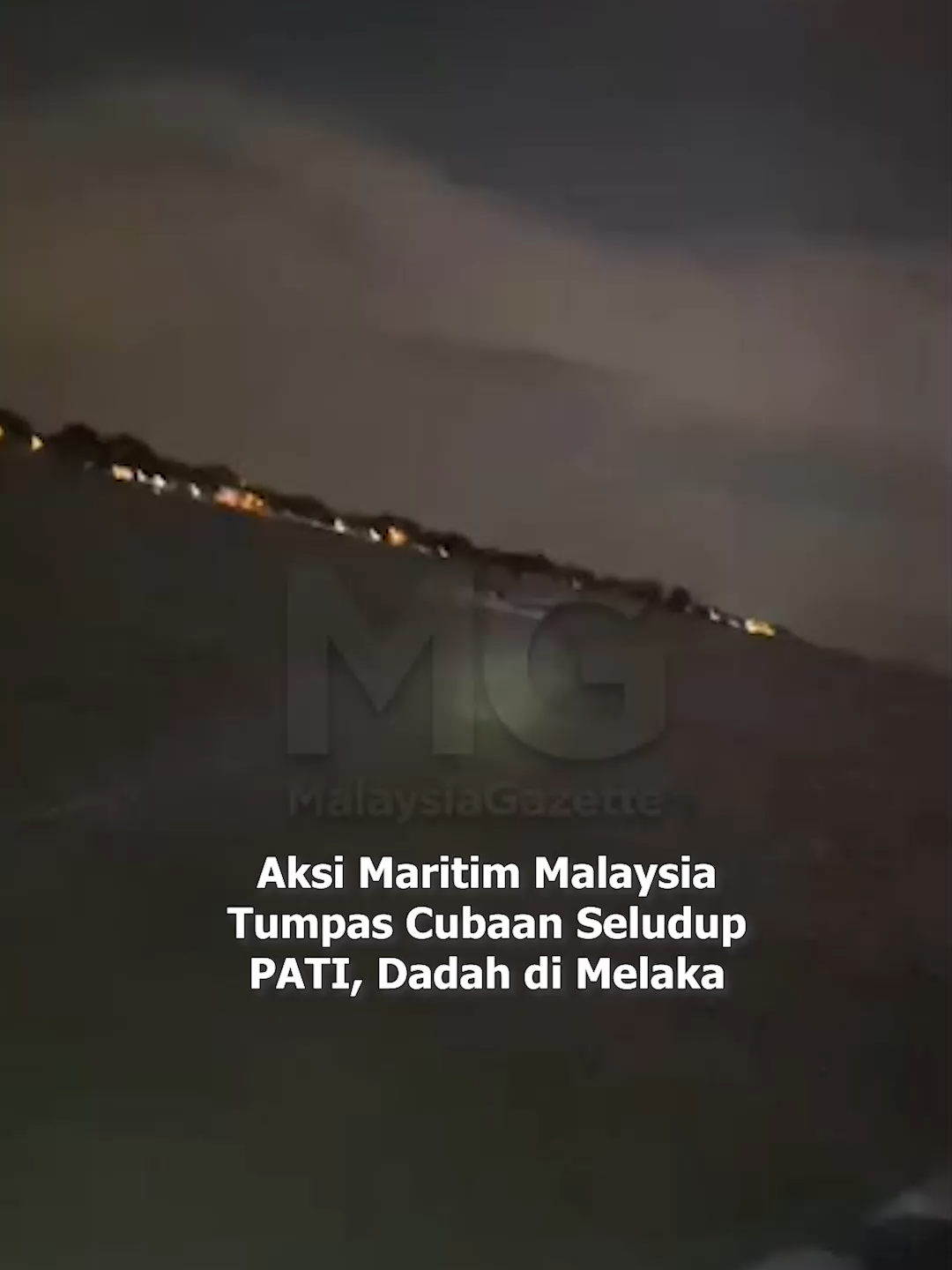 Aksi Maritim Malaysia Tumpas Cubaan Seludup PATI, Dadah di Melaka Cubaan tiga lelaki dipercayai warga Indonesia untuk menyeludup pendatang asing tanpa izin (PATI) serta dadah keluar dari perairan negara ditumpaskan Agensi Penguatkuasaan Maritim Malaysia (Maritim) di perairan Tanjung Bidara, Melaka, awal pagi tadi. Pengarah Maritim Melaka dan Negeri Sembilan, Kepten Maritim Salehuddin Zakaria berkata, dalam kejadian jam 4.10 pagi itu, bot gentian kaca dinaiki kumpulan itu karam selepas melanggar bot ronda Maritim. Menurutnya, kejadian kira-kira jam 4 pagi itu diperoleh hasil maklumat risikan yang mengesan pergerakan mencurigakan sebuah bot dari Pulau Rupat, Indonesia, dipercayai menuju ke perairan Malaysia. Apabila diarah berhenti, bot berkenaan bertindak agresif dan melanggar bot ronda Maritim Malaysia hingga menyebabkan bot mereka hilang kawalan sebelum karam Dua daripada tiga suspek bertindak nekad terjun ke laut namun seorang lelaki warga Indonesia berusia 37 tahun berjaya ditahan. Video - Ihsan Maritim Malaysia #MaritimMalaysia #MalaysiaGazette