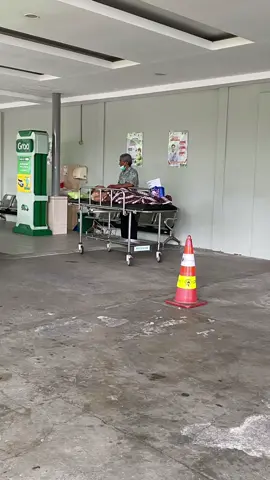 Sebelumnya mohon maaf buat kakek&nenek kalo sudah merekam/video tanpa ijin 🙏🏻 Sedikit cerita, jadi minggu lalu saya dan istri sedang priksain anak di RS @rsiypdhi kebetulan saat mengantri obat, ada moment yg menurut kami sangat romantis🥹 moment yg membuat kami iri . Seketika waktu terasa melamban melihat perhatian dan tatapan mata kakek yg begitu ikhlas dan penuh kasih sayang. Moment yg sekaligus jadi pengingat buat kami bisa seromantis ini sampai kita tua seperti kakek dan nenek 🙌 Salam buat kakek dan nenek semoga  lekas di beri kesembuhan dan kesehatan🙏🏻 #fypシ゚viral #capcutedit #tiktok #jogja #rsi      