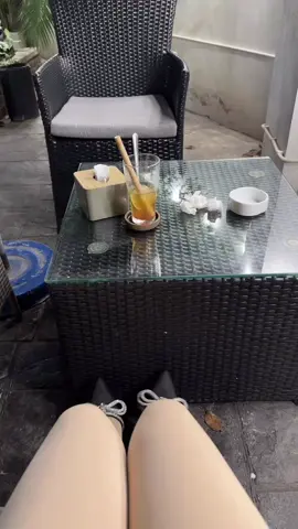 Trời thu Hà Nội, mát vừa đủ để người ta muốn ngồi lại lâu hơn bên tách trà 