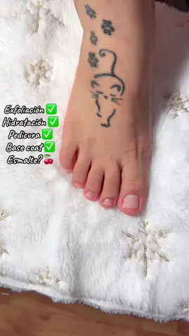 Paso a paso del cuidado de pies desde casa. Desde la limpieza hasta la aplicación de esmalte y top coat👌 Bueno-Bonito-Barato#parati #viralvideo #beautytips #pedicure 